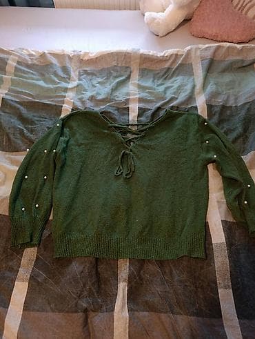 Zelena ženska pletena bluza/džemper sa detaljima: - Model sa V-izrezom na lalafo.rs Zelena ženska pletena bluza/džemper sa detaljima: - Model sa V-izrezom