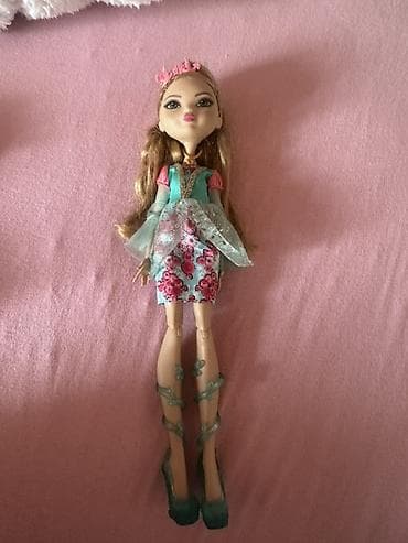 Ever after high Lutka modnog stila sa dugom plavokosom kosom i krunom na lalafo.rs Ever after high Lutka modnog stila sa dugom plavokosom kosom i krunom