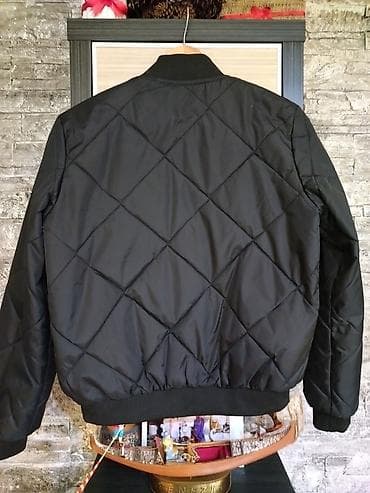 Crna prošivena bomber jakna - Model: bomber/varsity kroj, ravna na lalafo.rs — 2 Crna prošivena bomber jakna - Model: bomber/varsity kroj, ravna — 2