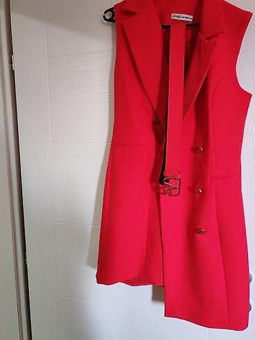 Ženski prsluk-haljina bez rukava u jarko crvenoj boji, brenda Club na lalafo.rs Ženski prsluk-haljina bez rukava u jarko crvenoj boji, brenda Club