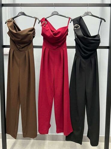 Elegantni ženski kombinezon bez rukava sa asimetričnim gornjim delom na lalafo.rs Elegantni ženski kombinezon bez rukava sa asimetričnim gornjim delom