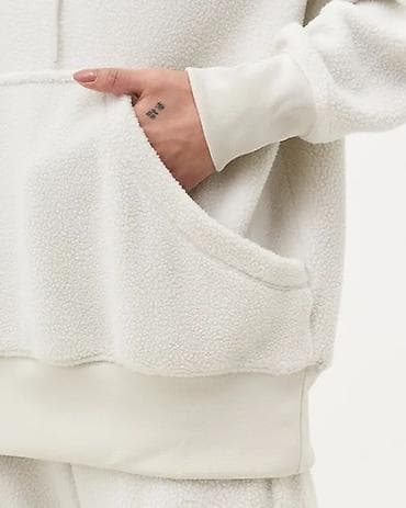 Women's Sweatshirts: NIKE Womens PLUSH HOODIE White vel. M NOVO
DQ at lalafo.rs — 3 Women's Sweatshirts: NIKE Womens PLUSH HOODIE White vel. M NOVO
DQ — 3