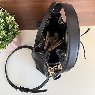 Original Michael Kors torba Nova,bez etikete Crna sa logom, drawstring na lalafo.rs — 7 Original Michael Kors torba Nova,bez etikete Crna sa logom, drawstring — 7