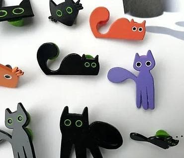 kom sa etiketom: Crne Mačke BROŠ evi. Designed by Kordy Meki emajl u boji – Broševi at lalafo.rs — 1 kom sa etiketom: Crne Mačke BROŠ evi. Designed by Kordy Meki emajl u boji – Broševi — 1