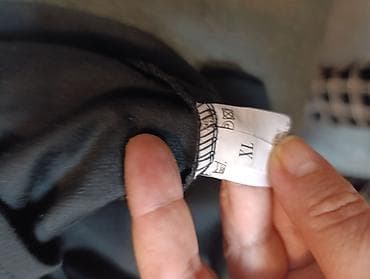 Ženska haljina, kratkih rukava, u crno-sivoj kombinaciji. Model je na lalafo.rs — 5 Ženska haljina, kratkih rukava, u crno-sivoj kombinaciji. Model je — 5