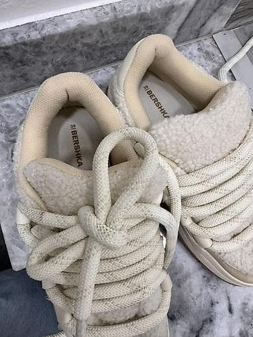 Bershka patike – model sa krznenim (shearling) gornjištem - Brend na lalafo.rs — 6 Bershka patike – model sa krznenim (shearling) gornjištem - Brend — 6