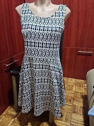 Nijednom nosena
Odgovara za 40/42
Tegli se at lalafo.rs Nijednom nosena
Odgovara za 40/42
Tegli se