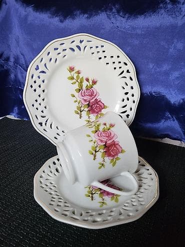 Set trodelni porcelanski 70te. Set je perfektan,sve na njemu odsjaj na lalafo.rs Set trodelni porcelanski 70te. Set je perfektan,sve na njemu odsjaj