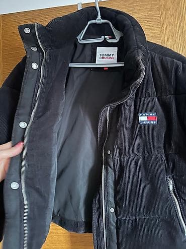 Tommy Hilfiger - Somotska ženska jakna
Veličina: S
Boja na lalafo.rs — 2 Tommy Hilfiger - Somotska ženska jakna
Veličina: S
Boja — 2