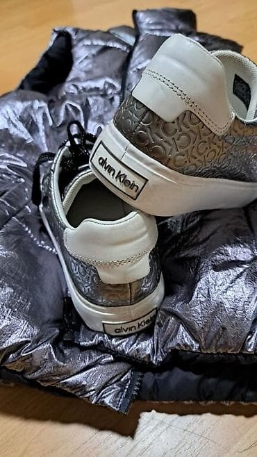 Original Calvin Klein patike broj 36 i prsluk sa 2 lica koji savršeno na lalafo.rs — 2 Original Calvin Klein patike broj 36 i prsluk sa 2 lica koji savršeno — 2