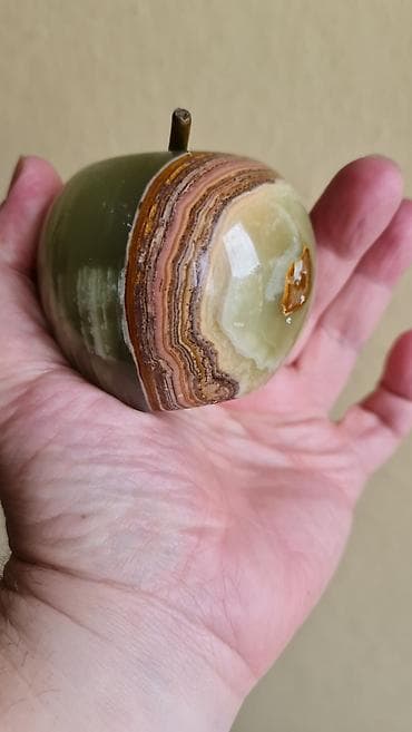 Dekorativni stoni sat „Alexis Quartz“ u obliku jabuke od oniksa. - na lalafo.rs — 4 Dekorativni stoni sat „Alexis Quartz“ u obliku jabuke od oniksa. - — 4