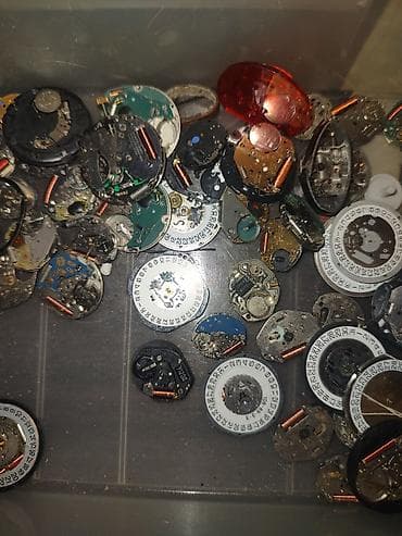 Lot satnih mehanizama i delova za časovničare - Velika kutija sa na lalafo.rs — 8 Lot satnih mehanizama i delova za časovničare - Velika kutija sa — 8