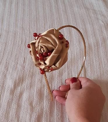 Zlatna ukrasna traka/rajf za kosu sa ručno rađenim cvetom - Boja na lalafo.rs — 1 Zlatna ukrasna traka/rajf za kosu sa ručno rađenim cvetom - Boja — 1