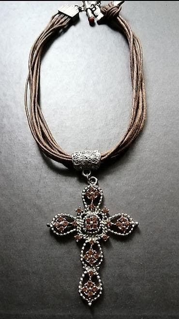 Nova ogrlica sa krstom. Nekoriscena na lalafo.rs Nova ogrlica sa krstom. Nekoriscena