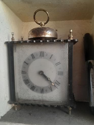 Stoni mehanički sat sa zvonom na vrhu – klasični dizajn - Kućište na lalafo.rs — 1 Stoni mehanički sat sa zvonom na vrhu – klasični dizajn - Kućište — 1