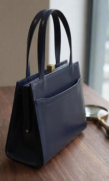 Elegantna damska torba – tamnoplava, strukturalnog “trapez” oblika. - na lalafo.rs Elegantna damska torba – tamnoplava, strukturalnog “trapez” oblika. -