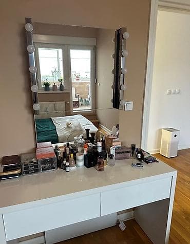 Prodajem sto za šminkanje sa ogledalom i sijalicama. Elegantan sto za na lalafo.rs — 2 Prodajem sto za šminkanje sa ogledalom i sijalicama. Elegantan sto za — 2