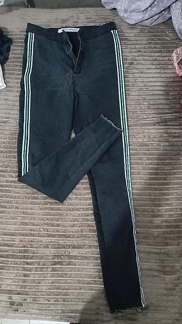 Crne uske pantalone/helanke sa bočnim prugama - Boja: crna - Dizajn na lalafo.rs Crne uske pantalone/helanke sa bočnim prugama - Boja: crna - Dizajn