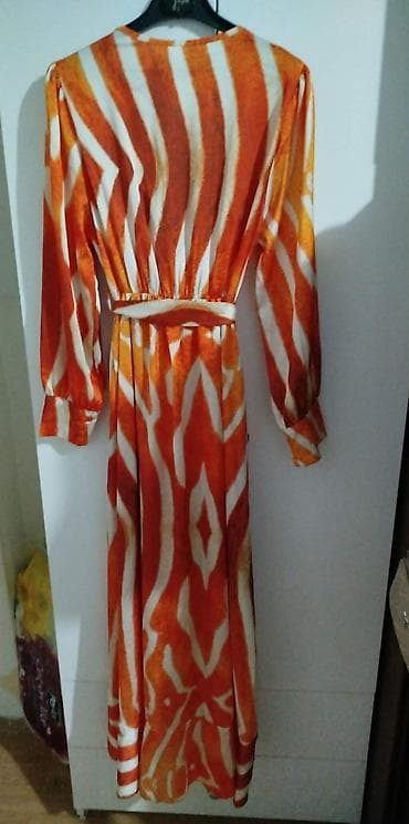 Duga haljina na preklop sa kaišem u struku. Živopisan print u na lalafo.rs Duga haljina na preklop sa kaišem u struku. Živopisan print u