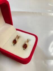 Naslov: Minđuše – 850 din/par Opis: Elegantne minđuše sa crvenim na lalafo.rs Naslov: Minđuše – 850 din/par Opis: Elegantne minđuše sa crvenim