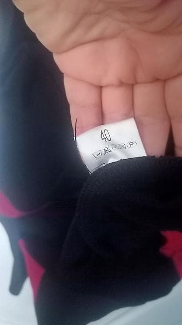 kom sa etiketom: Crna uska haljina „evija & pa” sa crvenim panelima Ima jednu manu at lalafo.rs — 5 kom sa etiketom: Crna uska haljina „evija & pa” sa crvenim panelima Ima jednu manu — 5