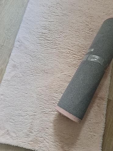 Plišana prostirka/tepih u svetlorozoj boji. - Dimenzije: približno na lalafo.rs — 1 Plišana prostirka/tepih u svetlorozoj boji. - Dimenzije: približno — 1