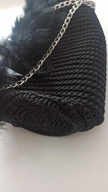Elegantna ručno heklana crna torba sa perjem i bisernim lancem Ova na lalafo.rs — 5 Elegantna ručno heklana crna torba sa perjem i bisernim lancem Ova — 5