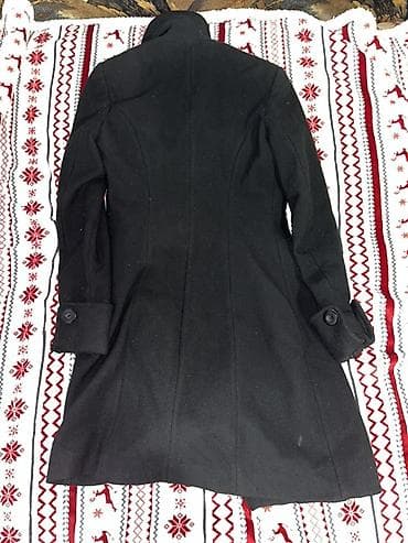 kozna jakna sa: Elegantni ženski kaput u crnoj boji. - Kroj: strukiran, dužina do na lalafo.rs — 2 kozna jakna sa: Elegantni ženski kaput u crnoj boji. - Kroj: strukiran, dužina do — 2