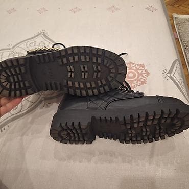 GUESS ženske čizme – model sa pertlama i debljim đonom - Boja: crna - na lalafo.rs — 5 GUESS ženske čizme – model sa pertlama i debljim đonom - Boja: crna - — 5