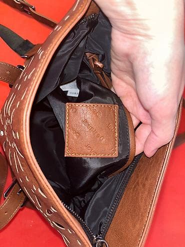 Nova Desigual torba. Braon boje sa rupičastim cvetovima ispod kojih je na lalafo.rs — 8 Nova Desigual torba. Braon boje sa rupičastim cvetovima ispod kojih je — 8