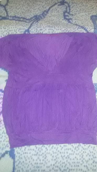 Na prodaju pamučna ljubičasta majica, sa V izrezom, M veličina. Stanje na lalafo.rs Na prodaju pamučna ljubičasta majica, sa V izrezom, M veličina. Stanje