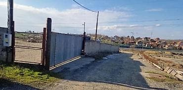 Izdaje se ograđen plac površine 60 ari sa halom od 600 m2, na izuzetno na lalafo.rs Izdaje se ograđen plac površine 60 ari sa halom od 600 m2, na izuzetno