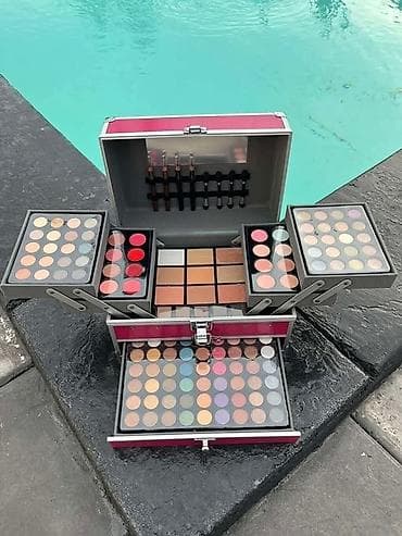 Kofer šminka 4600 din Kofer sminka sadrzi: *94 senki *12 na lalafo.rs — 2 Kofer šminka 4600 din Kofer sminka sadrzi: *94 senki *12 — 2