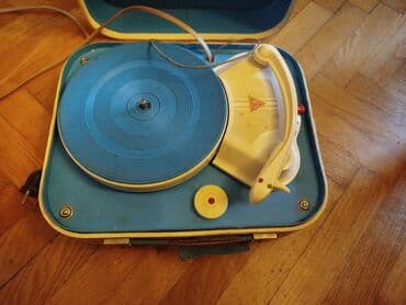 Antique devices: Retro,stari mali gramofon u koferu. Simpatican mali gramofon,vise kao at lalafo.rs — 14 Antique devices: Retro,stari mali gramofon u koferu. Simpatican mali gramofon,vise kao — 14