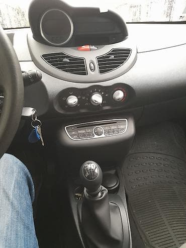 dve suknje po: Renault Twingo – gradski hečbek, 3 vrata, srebrna boja. Karoserija i na lalafo.rs — 10 dve suknje po: Renault Twingo – gradski hečbek, 3 vrata, srebrna boja. Karoserija i — 10