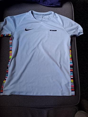 Nike decija majica vel 147-158 12-13g na lalafo.rs Nike decija majica vel 147-158 12-13g