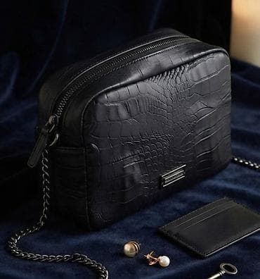 Elegantna ženska torbica preko ramena – crna, sa teksturom krokodilske na lalafo.rs Elegantna ženska torbica preko ramena – crna, sa teksturom krokodilske