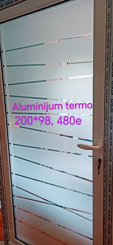 Aluminijumska termo vrata sa mat staklom i dekorativnim horizontalnim na lalafo.rs Aluminijumska termo vrata sa mat staklom i dekorativnim horizontalnim