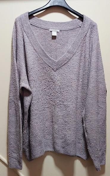 Ženski džemper sa V-izrezom - Boja: svetlo siva/lila nijansa - Model na lalafo.rs — 1 Ženski džemper sa V-izrezom - Boja: svetlo siva/lila nijansa - Model — 1