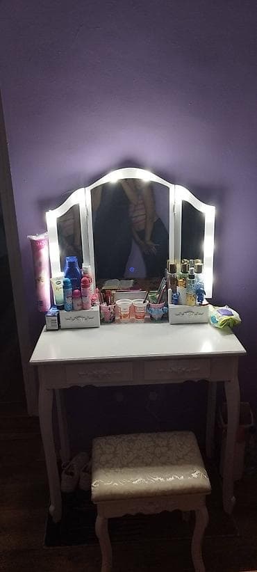 Najnoviji model sa ugradnim svetlima koja se pale na dodir. 🥰 U na lalafo.rs Najnoviji model sa ugradnim svetlima koja se pale na dodir. 🥰 U