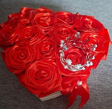 Poklon kutija u obliku srca sa crvenim ružama od satenskih traka i na lalafo.rs — 2 Poklon kutija u obliku srca sa crvenim ružama od satenskih traka i — 2