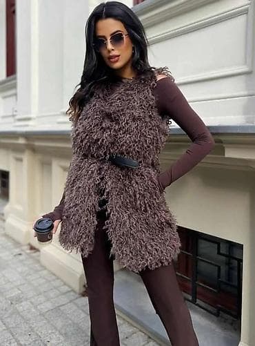 pantalone butiku ali: Ženska krznena prsluk-pončo bez rukava sa teksturiranom “curly” na lalafo.rs — 3 pantalone butiku ali: Ženska krznena prsluk-pončo bez rukava sa teksturiranom “curly” — 3