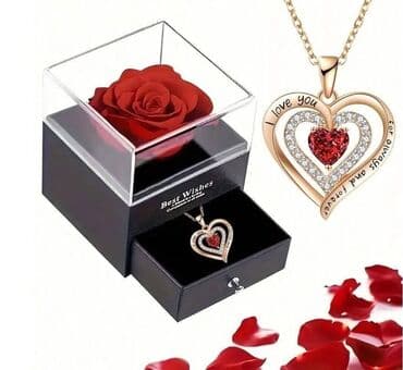 Poklon set „Best Wishes” – kutija sa ružom i priveskom - Elegantna na lalafo.rs Poklon set „Best Wishes” – kutija sa ružom i priveskom - Elegantna