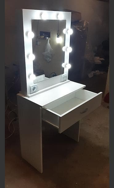 Ogledalo za sminkanje sa stolom. Dimenzije ogledala 60x70x cm, sa 8 na lalafo.rs — 2 Ogledalo za sminkanje sa stolom. Dimenzije ogledala 60x70x cm, sa 8 — 2