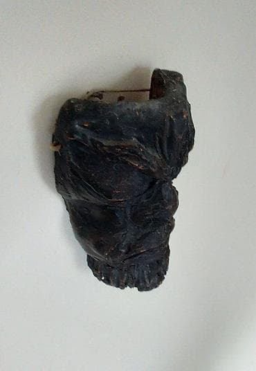 Maska od terakote potpisana sa Winnetou, dimenzija 12x8cm na lalafo.rs — 2 Maska od terakote potpisana sa Winnetou, dimenzija 12x8cm — 2