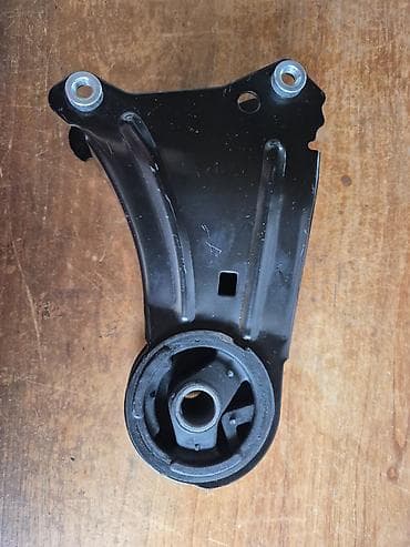 Desni nosac motora Reno Twingo 1 1,2 benzinac - Tip: donji na lalafo.rs Desni nosac motora Reno Twingo 1 1,2 benzinac - Tip: donji