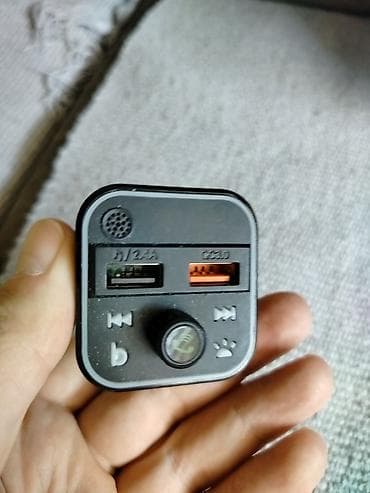 Prosto Bluetooth FM transmiter BT74 koji služi za bežično povezivanje na lalafo.rs Prosto Bluetooth FM transmiter BT74 koji služi za bežično povezivanje