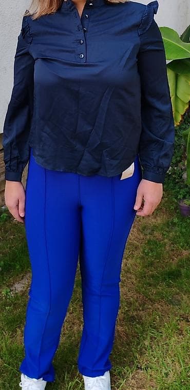 Ženske pantalone u jarko plavoj (kraljevsko plavoj) boji. - Model na lalafo.rs — 3 Ženske pantalone u jarko plavoj (kraljevsko plavoj) boji. - Model — 3