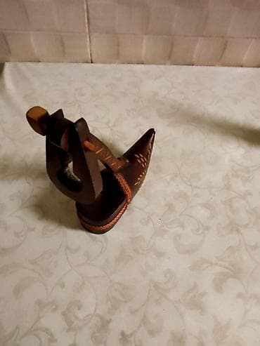 cepaci za drva: Dekorativni drveni stalak u obliku opanke sa mini flašicom - Ručno na lalafo.rs — 4 cepaci za drva: Dekorativni drveni stalak u obliku opanke sa mini flašicom - Ručno — 4