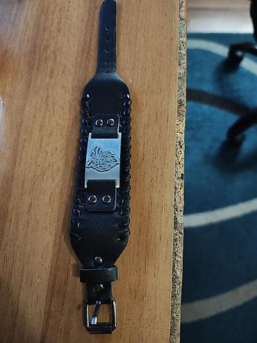 Kožna narukvica sa metalnom pločicom i kopčom - Materijal: crna na lalafo.rs Kožna narukvica sa metalnom pločicom i kopčom - Materijal: crna